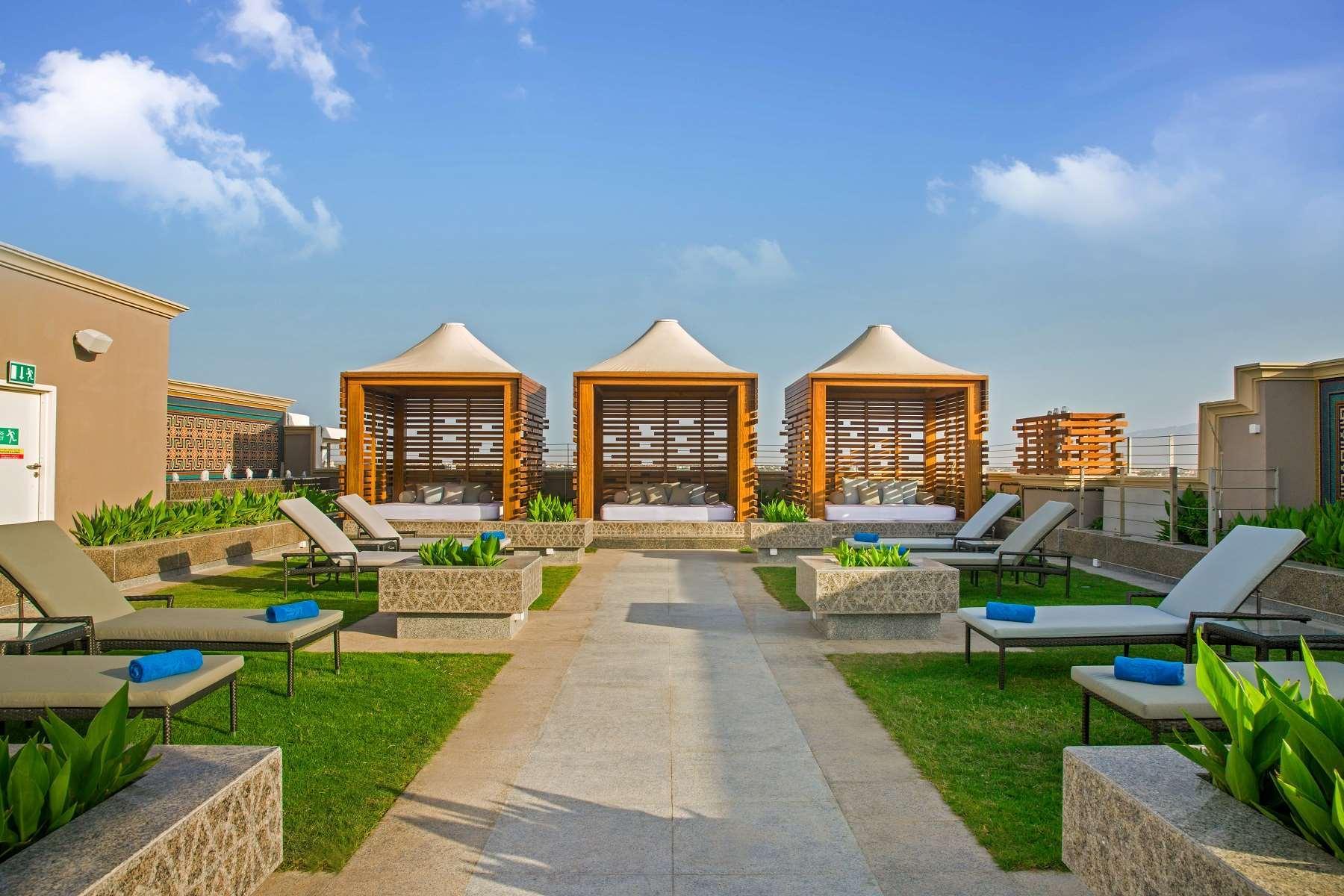 Ayla Grand Hotel Al-Ajn Zewnętrze zdjęcie Rooftop pool at the hotel