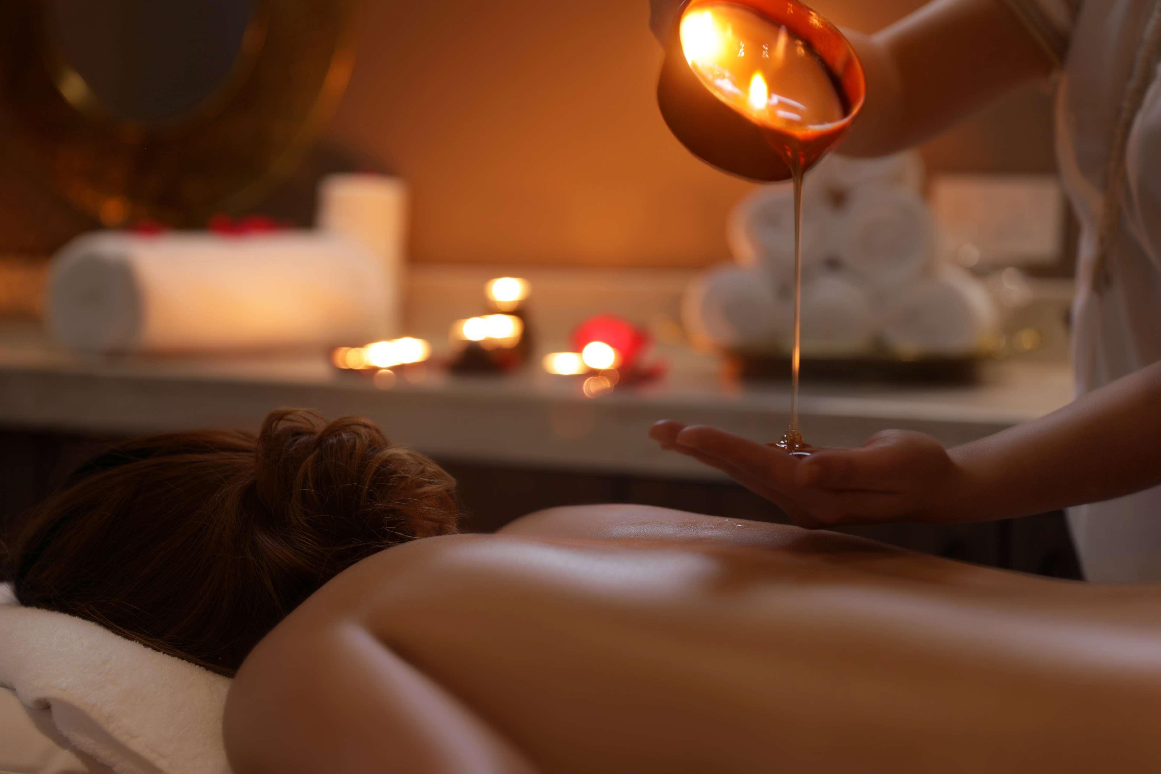 Ayla Grand Hotel Al-Ajn Zewnętrze zdjęcie A massage with hot oil