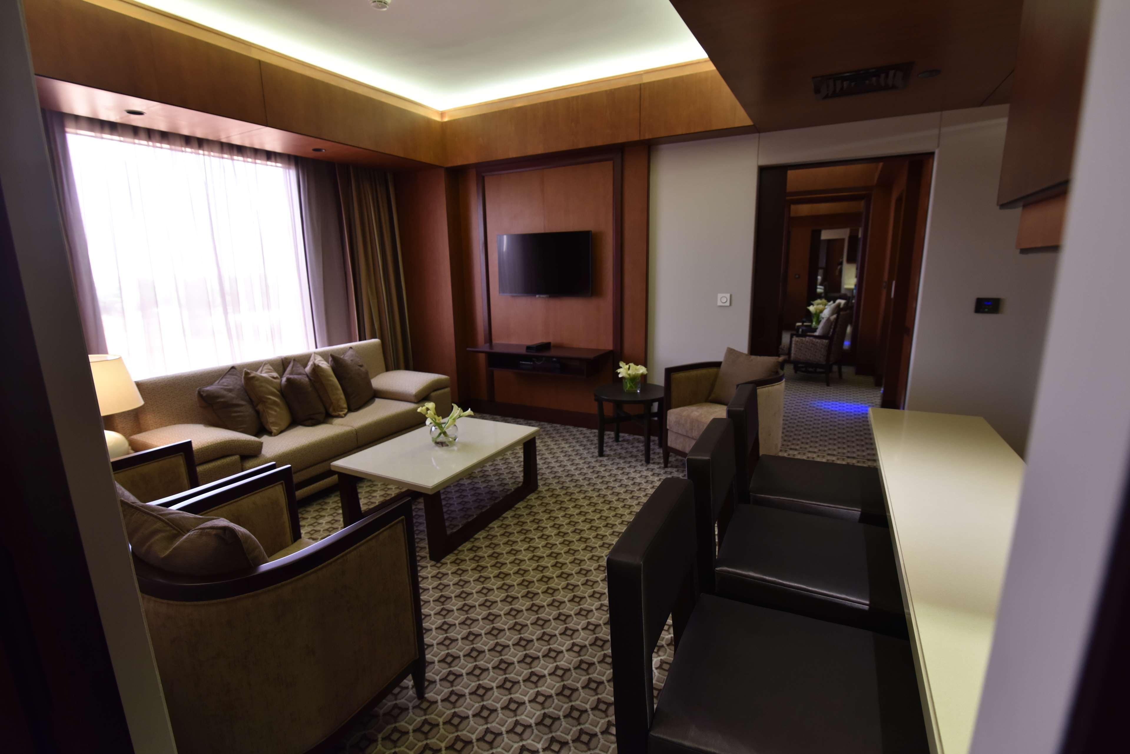 Ayla Grand Hotel Al-Ajn Zewnętrze zdjęcie A suite at the hotel