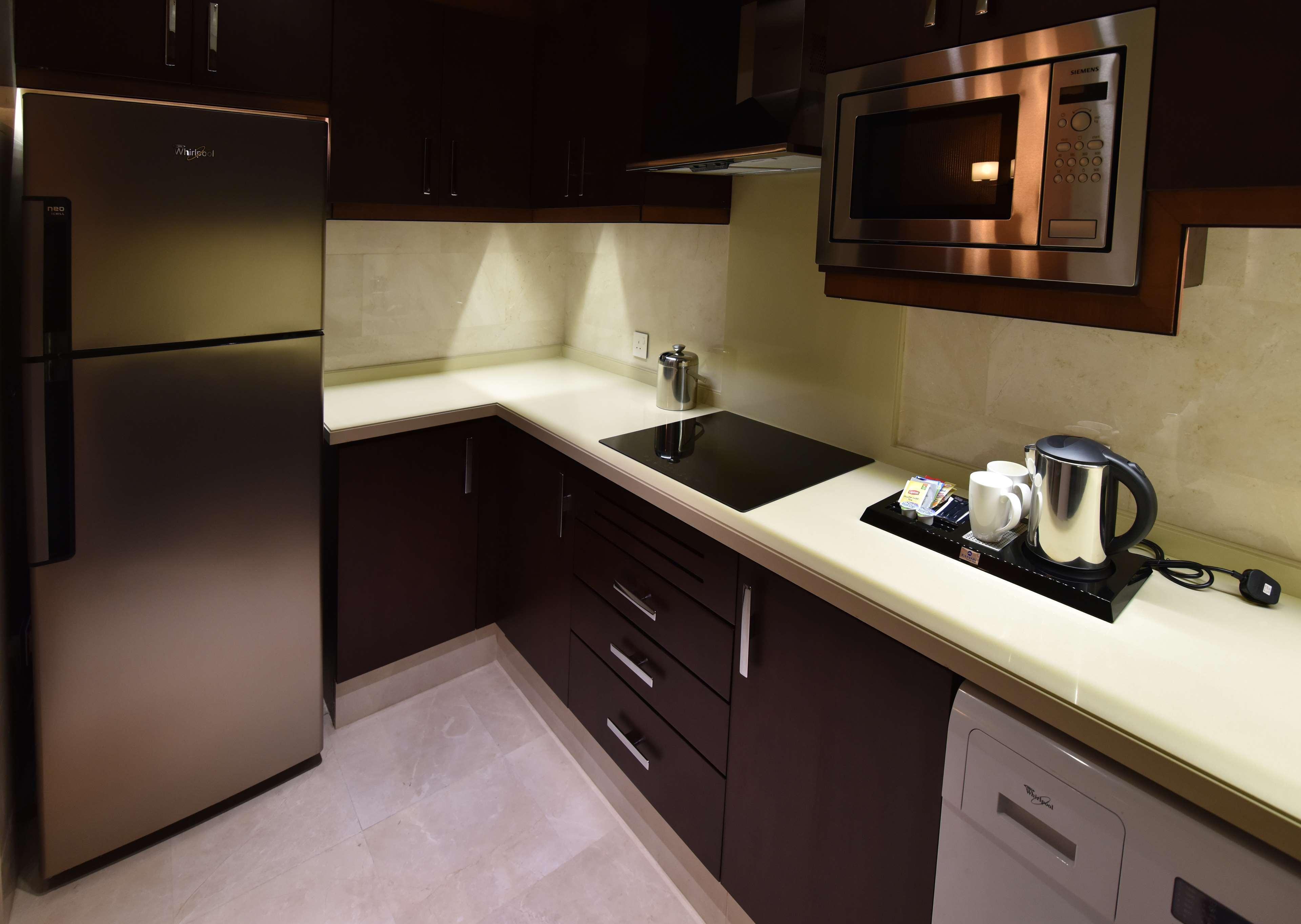 Ayla Grand Hotel Al-Ajn Zewnętrze zdjęcie A modern kitchen