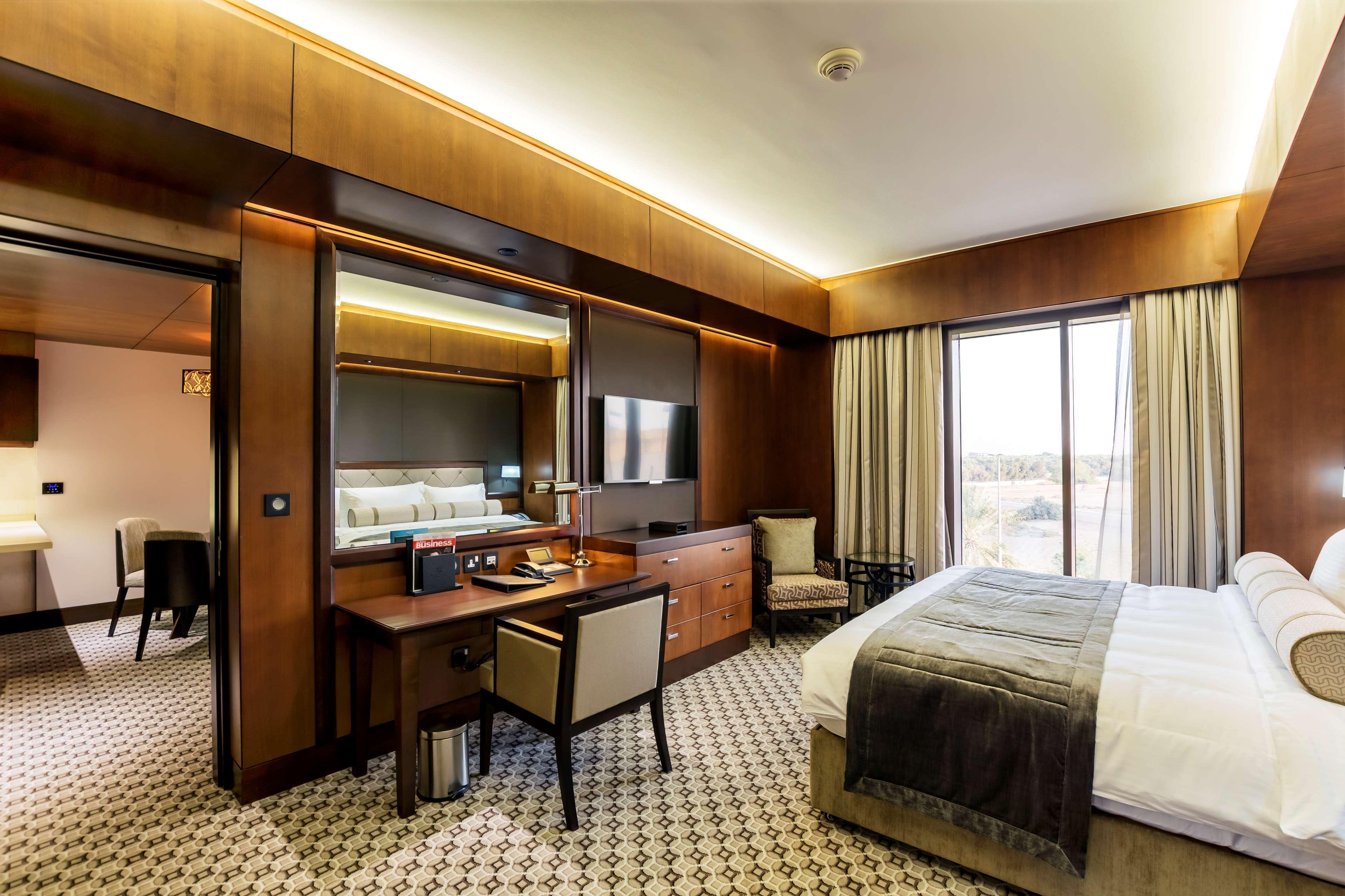 Ayla Grand Hotel Al-Ajn Zewnętrze zdjęcie A suite at the hotel