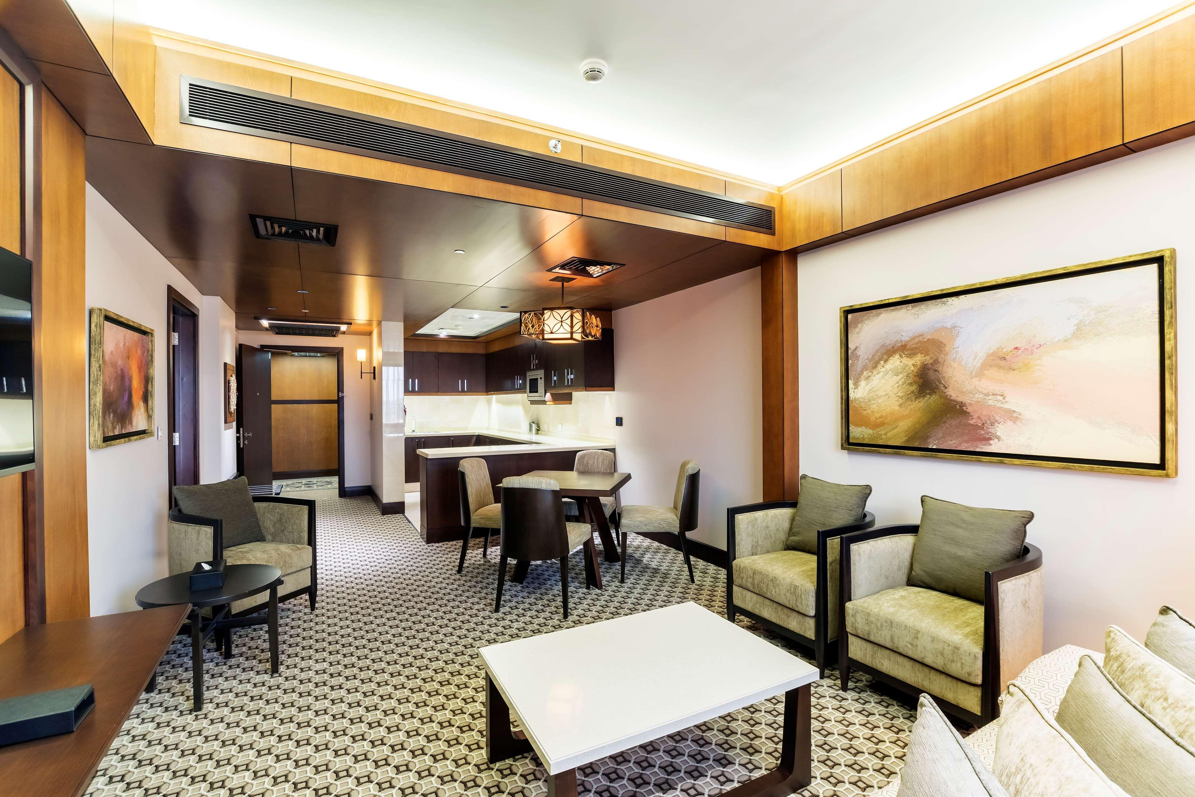 Ayla Grand Hotel Al-Ajn Zewnętrze zdjęcie A suite at the hotel