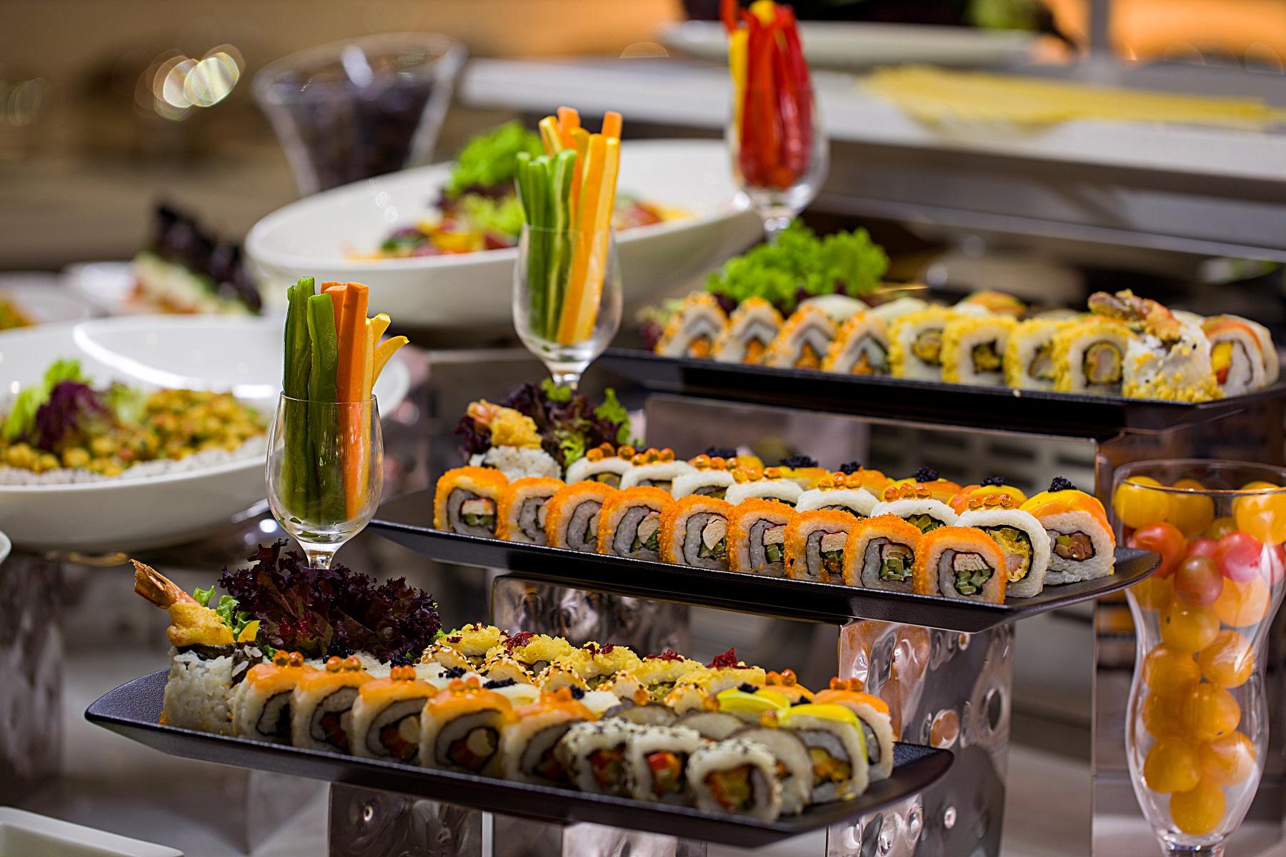 Ayla Grand Hotel Al-Ajn Zewnętrze zdjęcie Sushi at a buffet