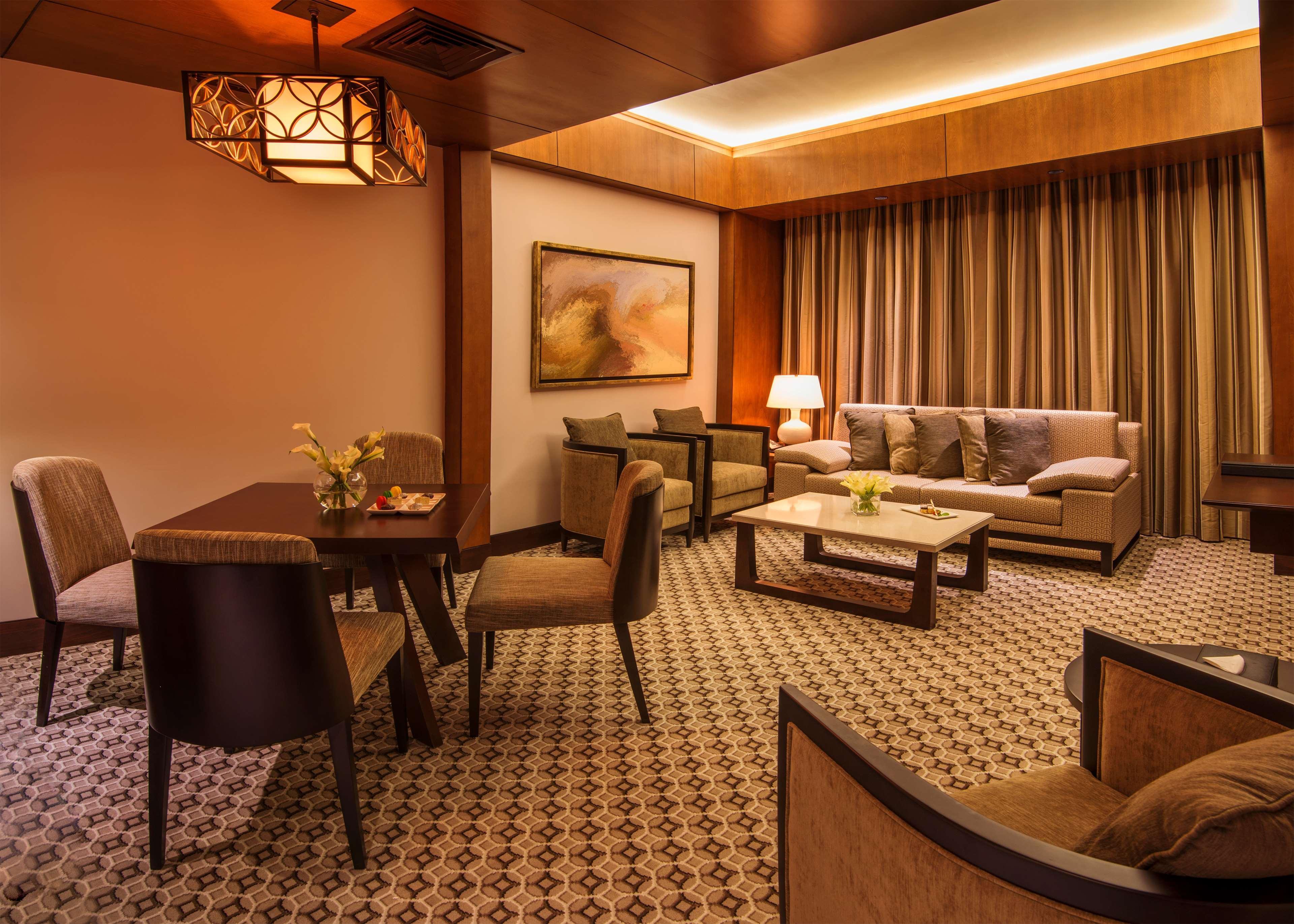 Ayla Grand Hotel Al-Ajn Zewnętrze zdjęcie A suite at the hotel