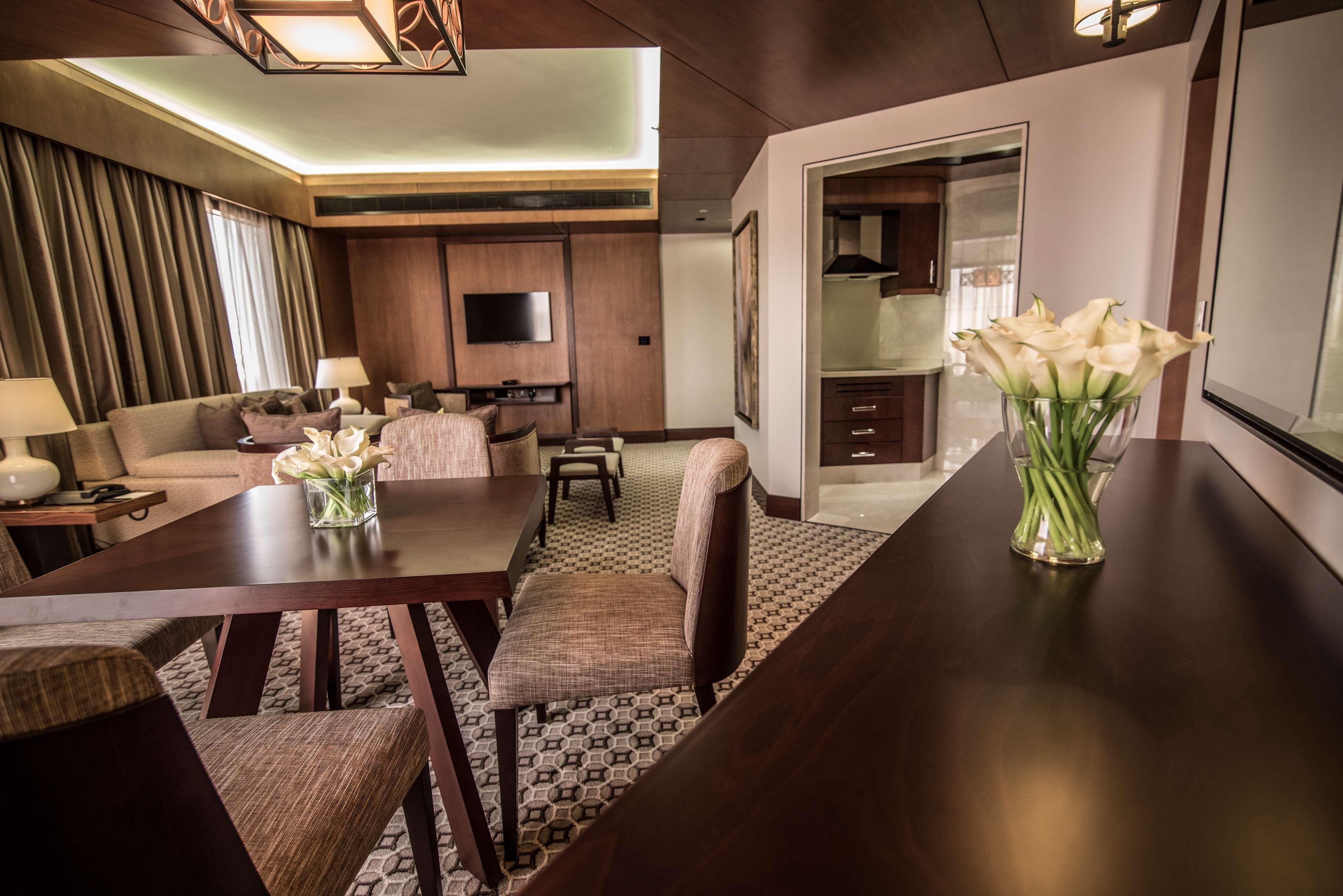Ayla Grand Hotel Al-Ajn Zewnętrze zdjęcie Suite at the hotel
