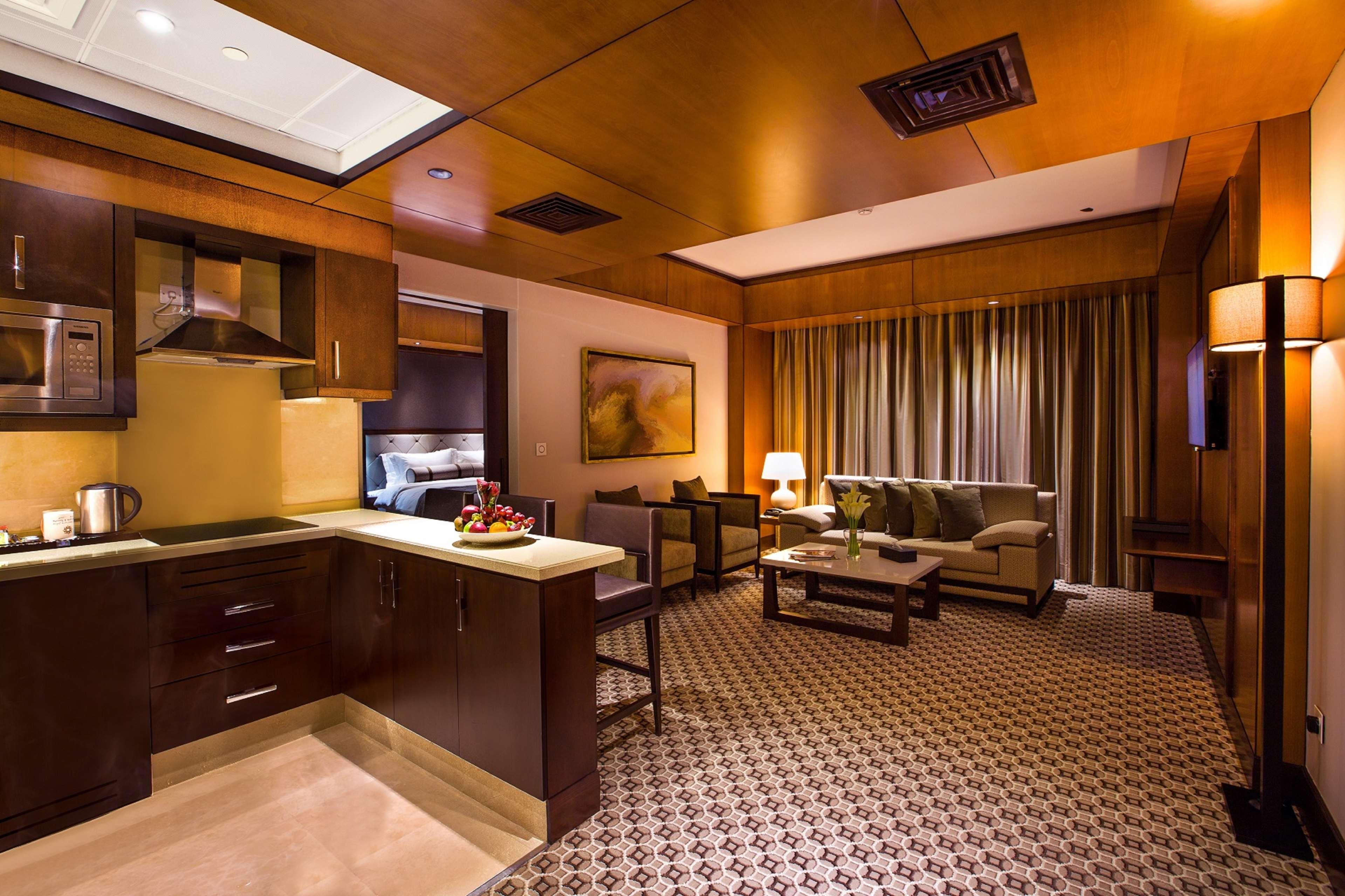 Ayla Grand Hotel Al-Ajn Zewnętrze zdjęcie A suite at the hotel