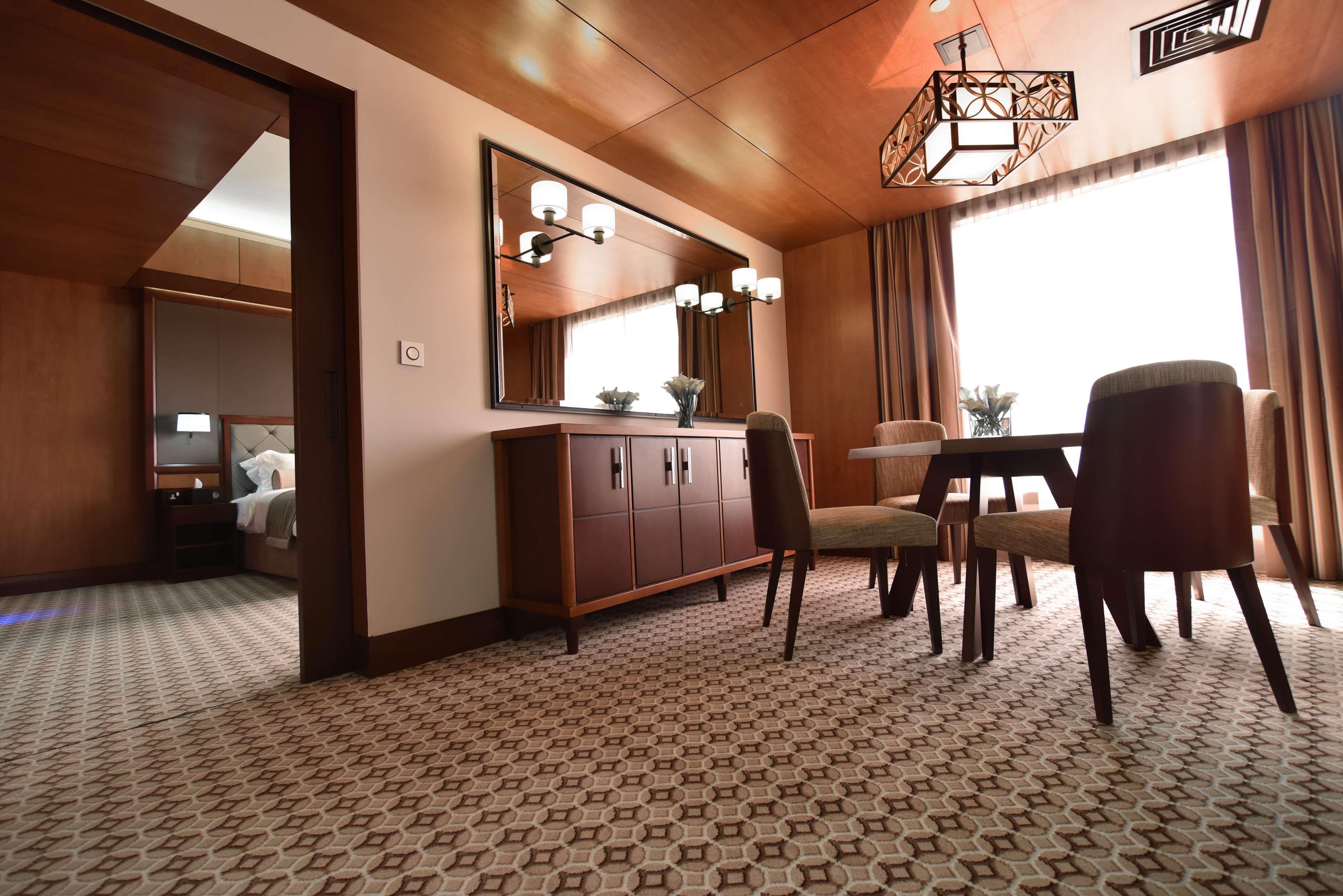 Ayla Grand Hotel Al-Ajn Zewnętrze zdjęcie A suite at the hotel
