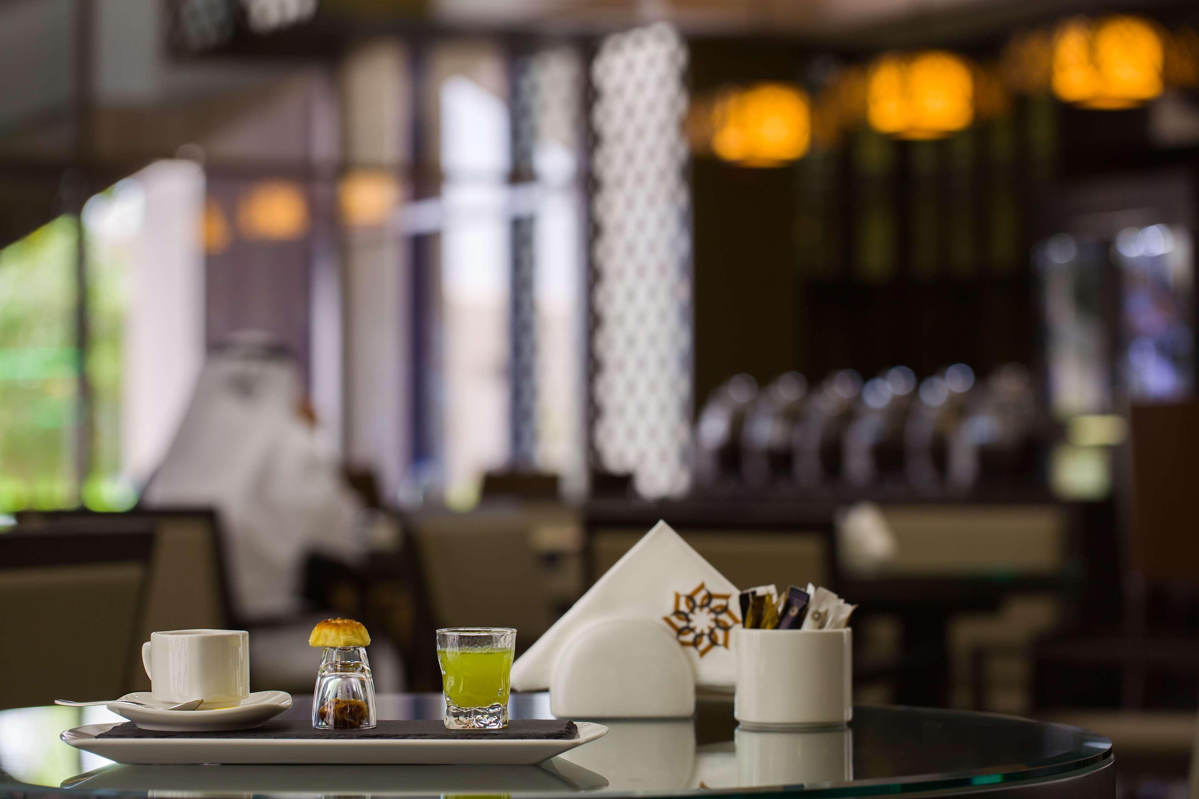 Ayla Grand Hotel Al-Ajn Zewnętrze zdjęcie A table set for service