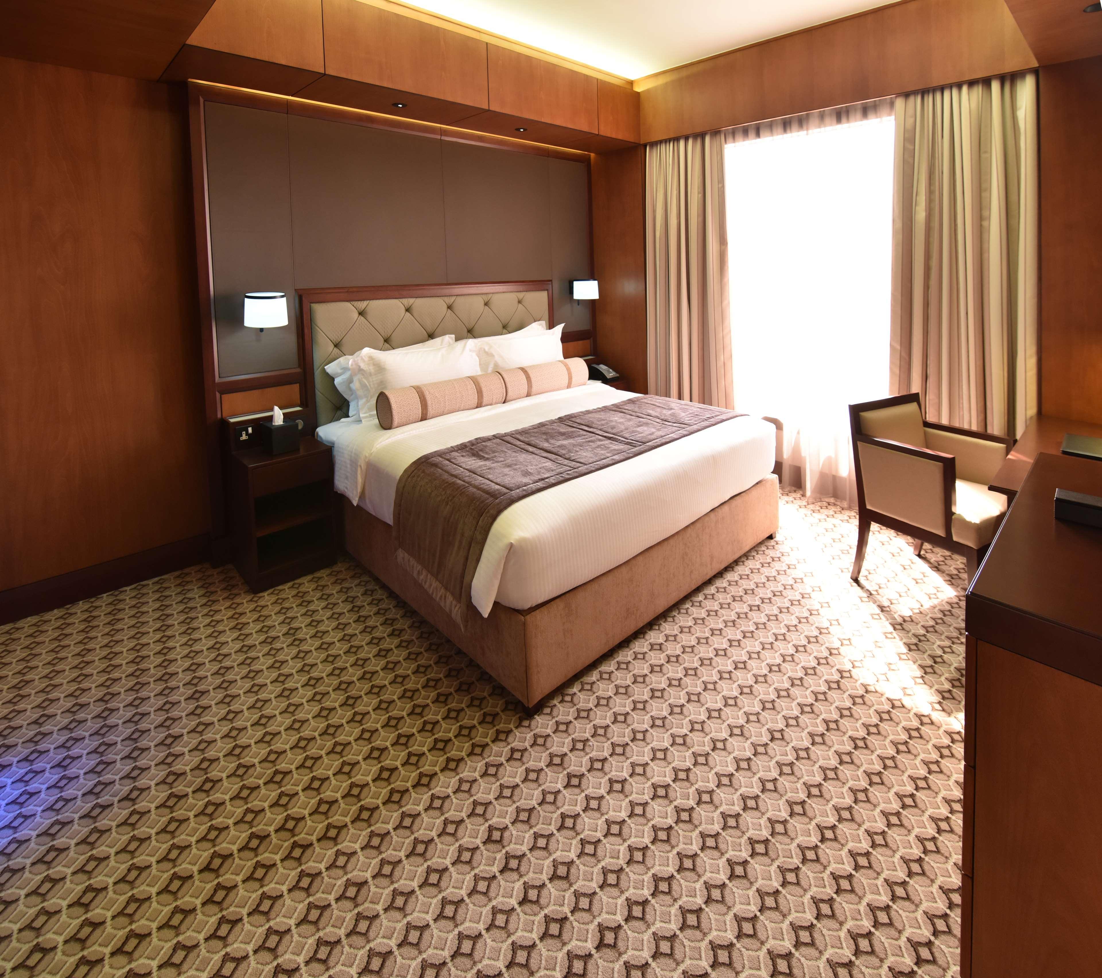 Ayla Grand Hotel Al-Ajn Zewnętrze zdjęcie A bedroom in the hotel