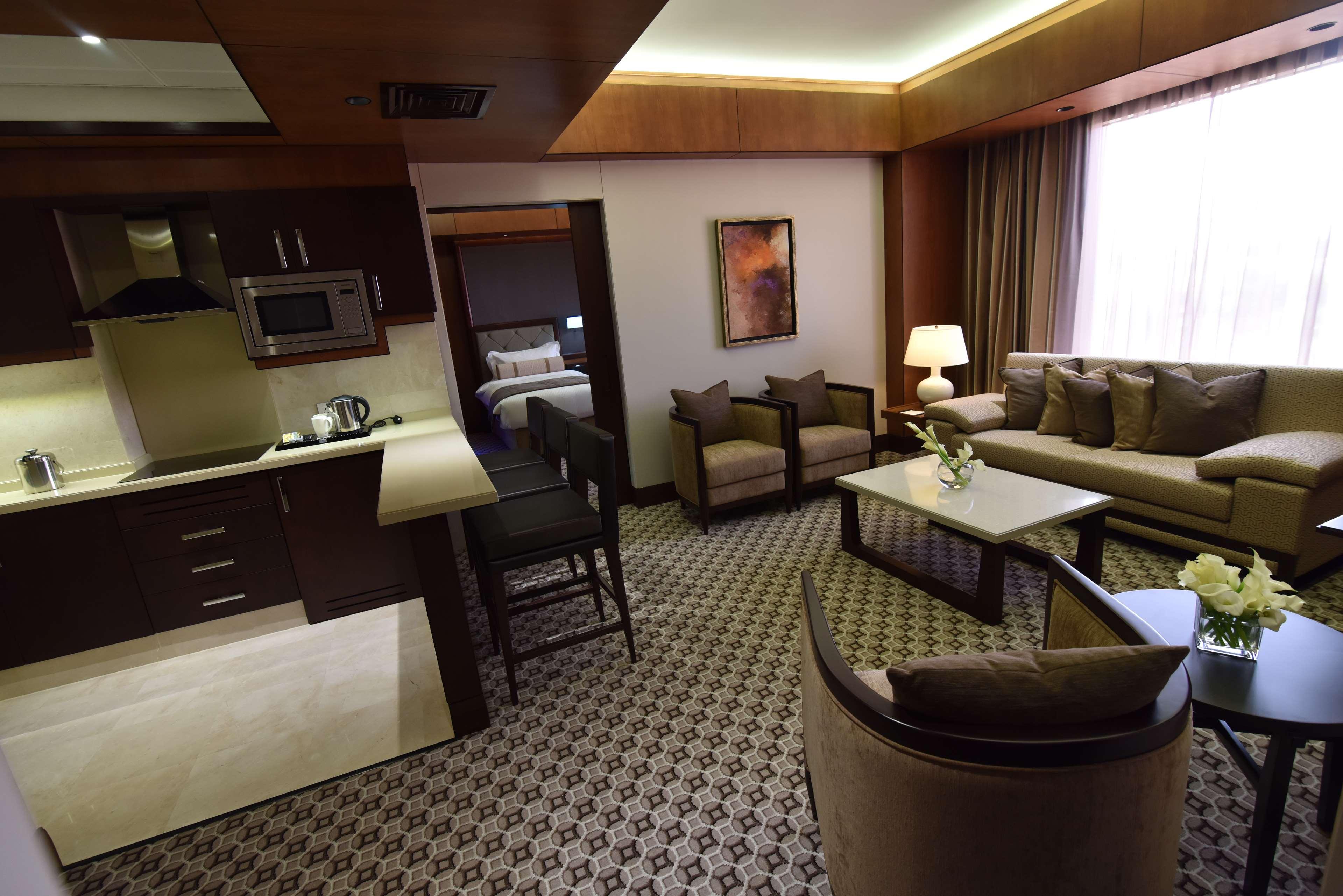 Ayla Grand Hotel Al-Ajn Zewnętrze zdjęcie A suite at the hotel