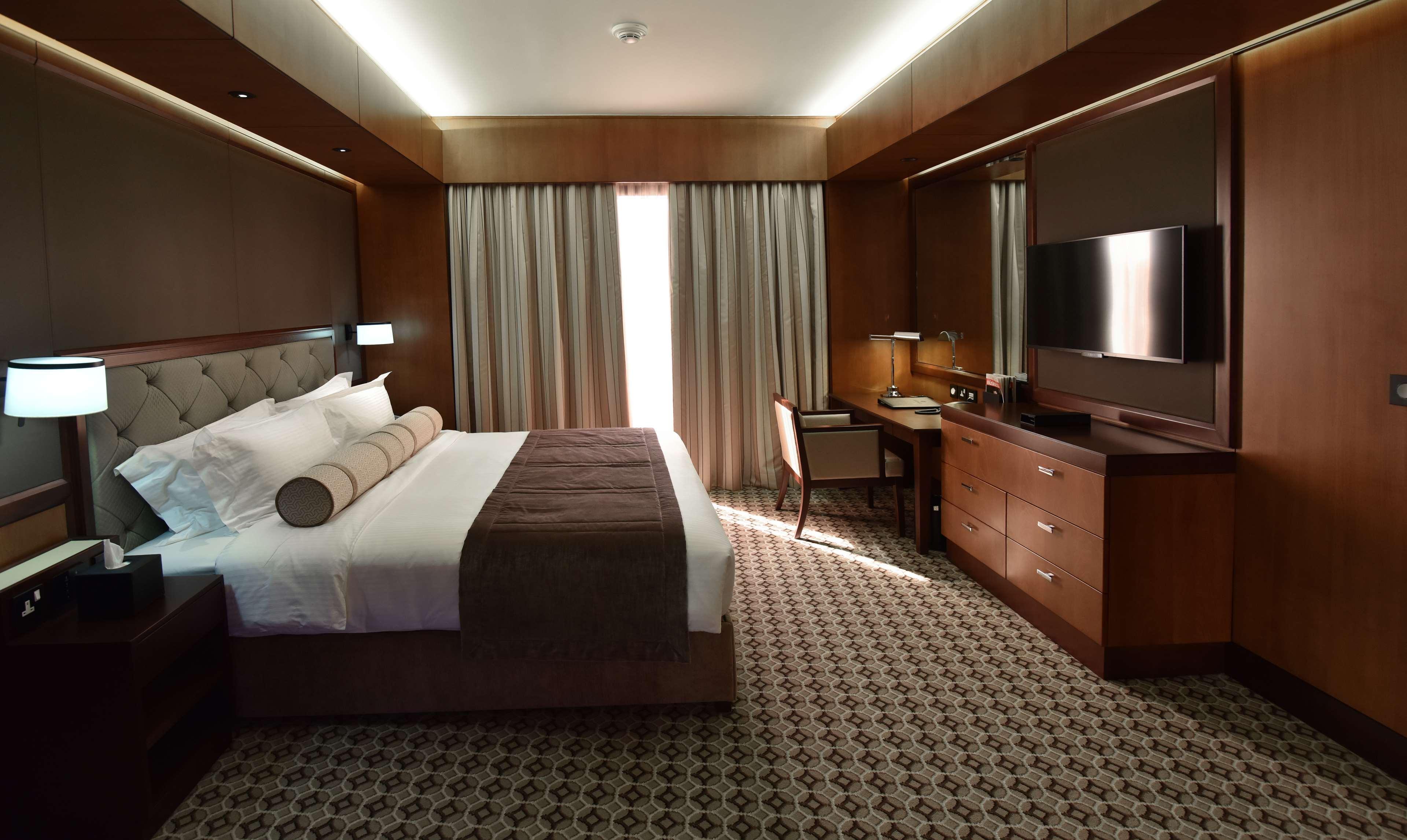Ayla Grand Hotel Al-Ajn Zewnętrze zdjęcie A bedroom in the hotel