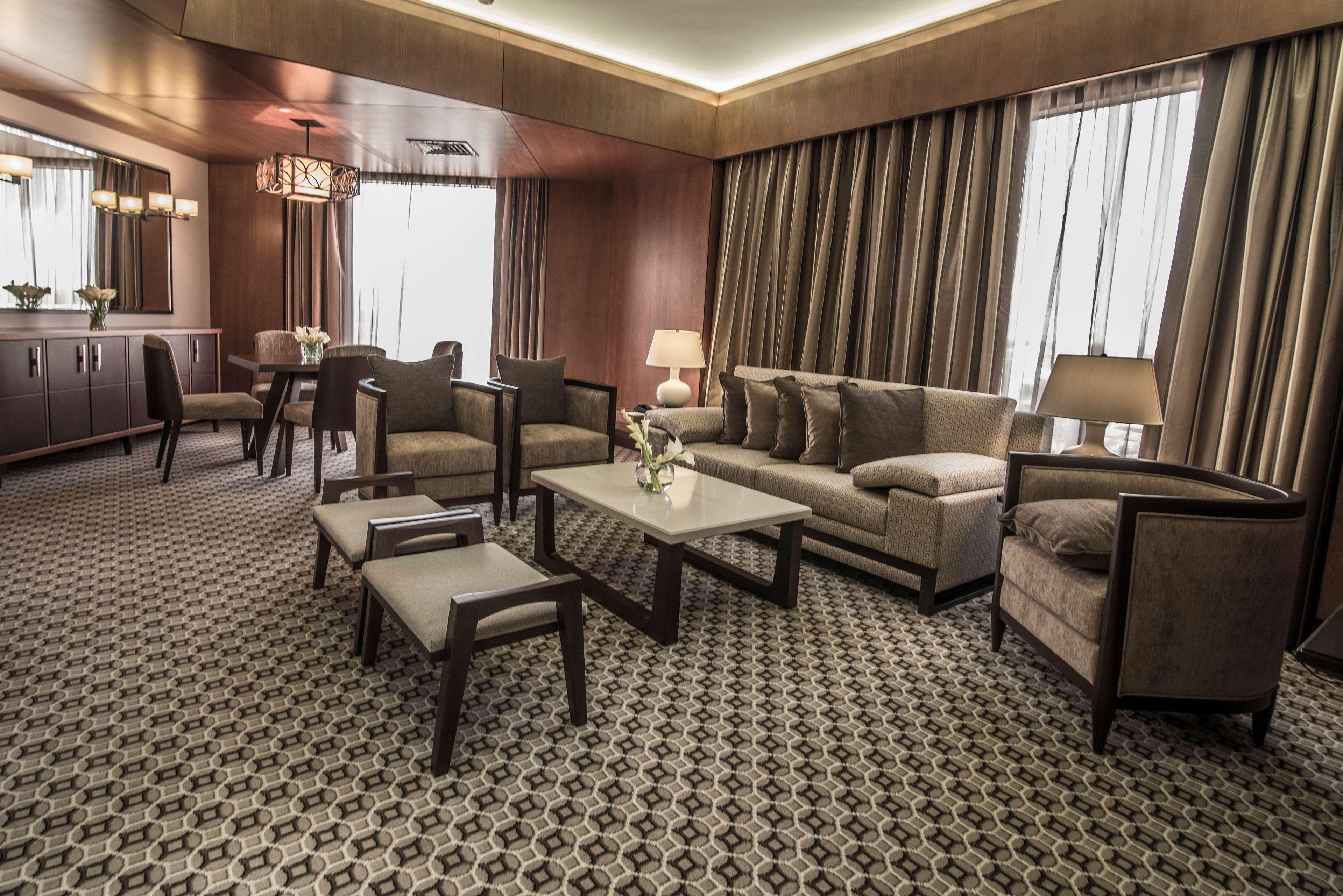 Ayla Grand Hotel Al-Ajn Zewnętrze zdjęcie The interior of a suite at the hotel