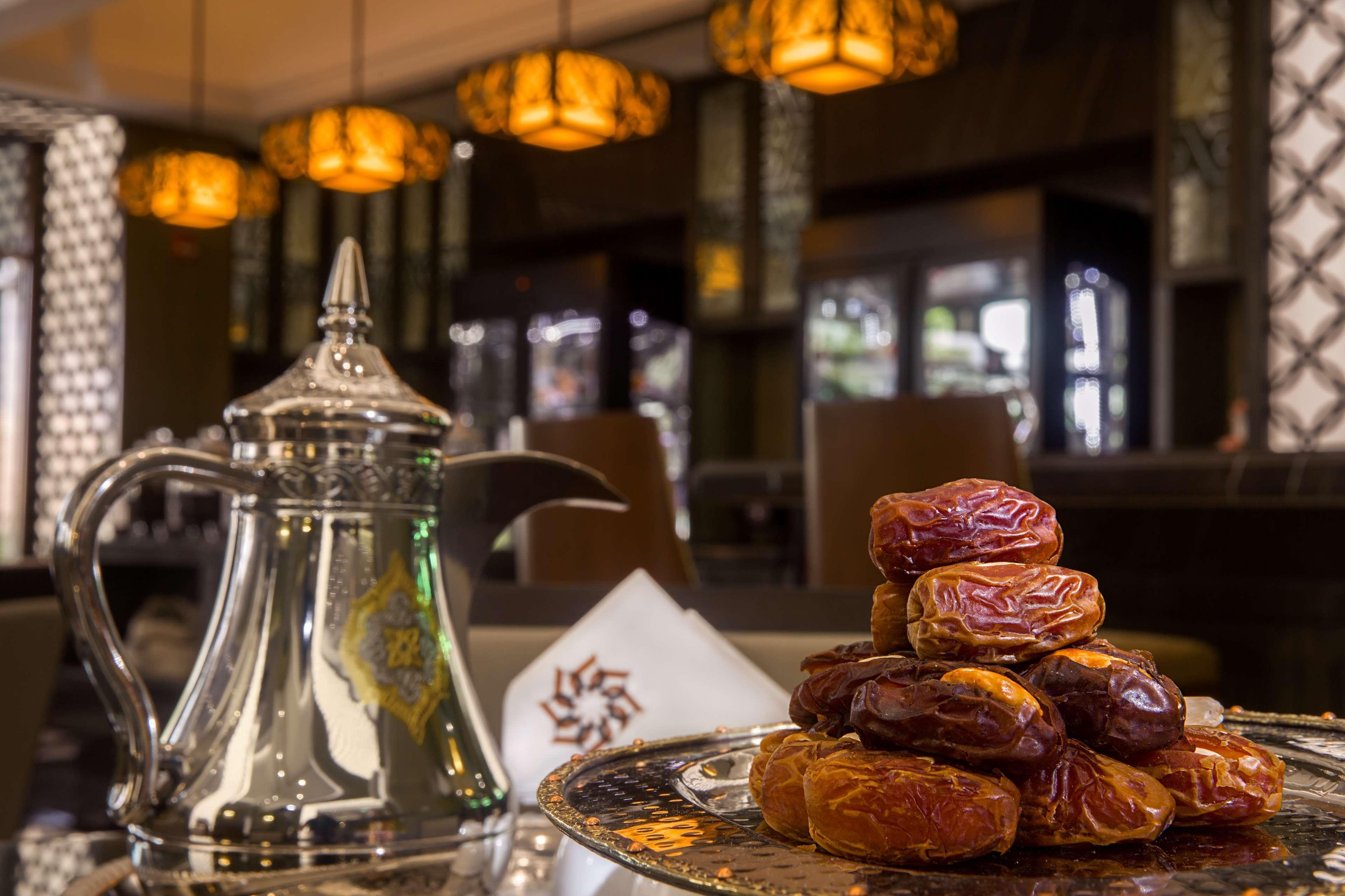 Ayla Grand Hotel Al-Ajn Zewnętrze zdjęcie Arabic coffee pot and dates