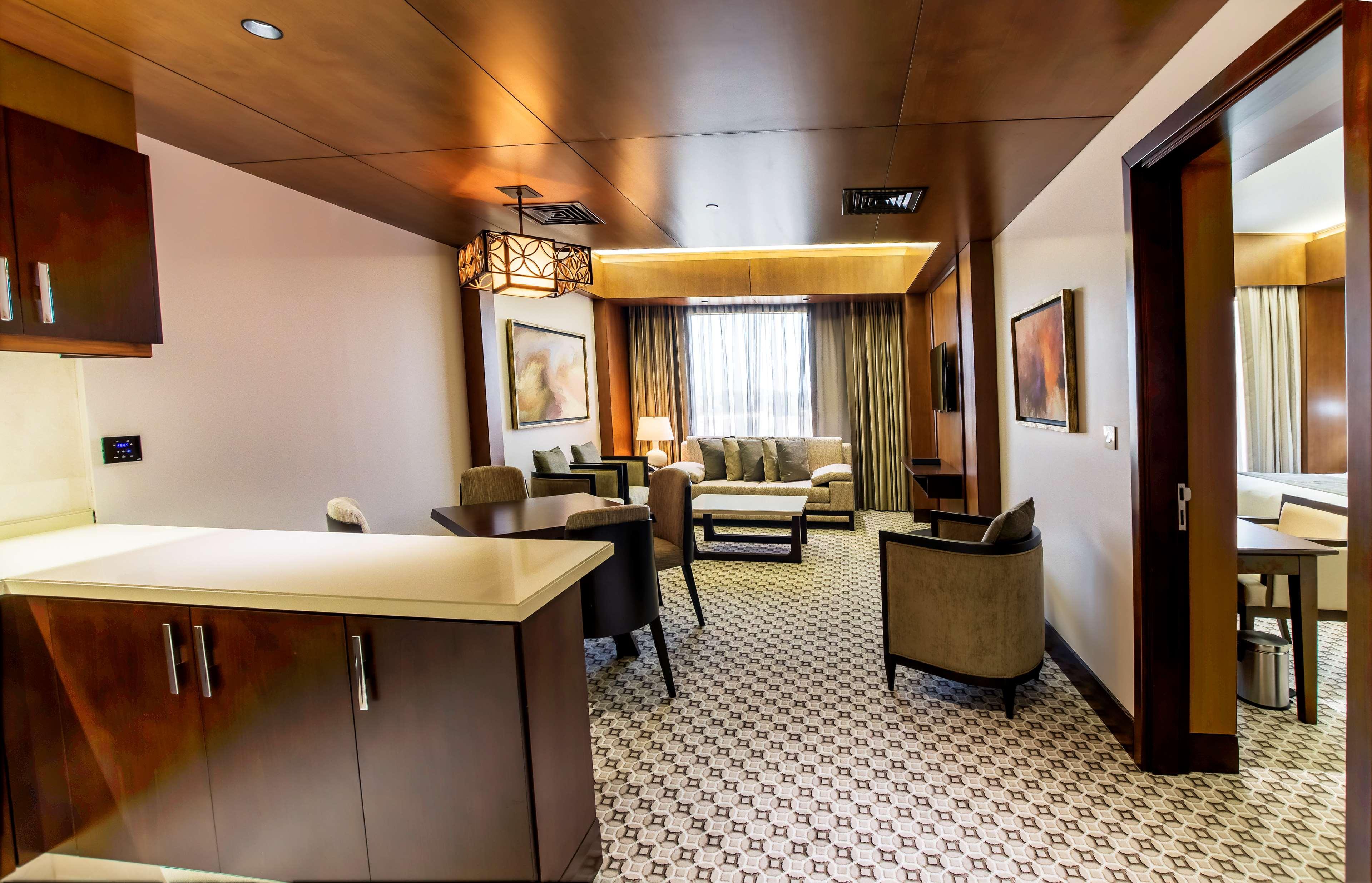Ayla Grand Hotel Al-Ajn Zewnętrze zdjęcie A suite at the hotel