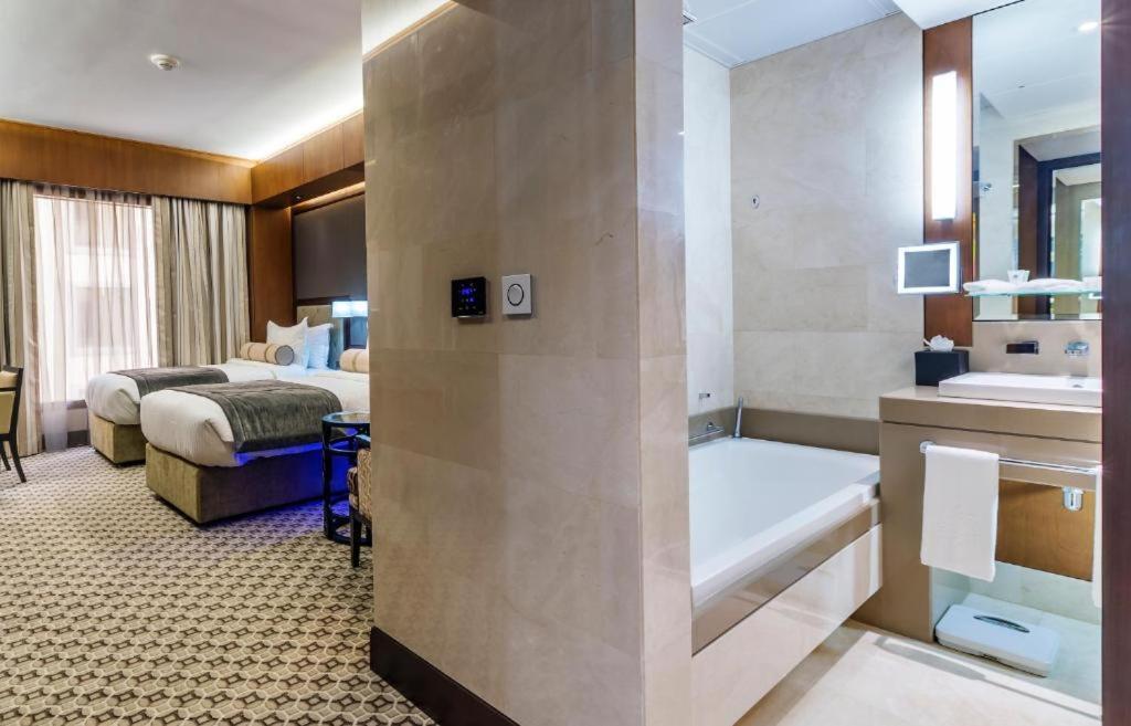 Ayla Grand Hotel Al-Ajn Zewnętrze zdjęcie A room at the hotel