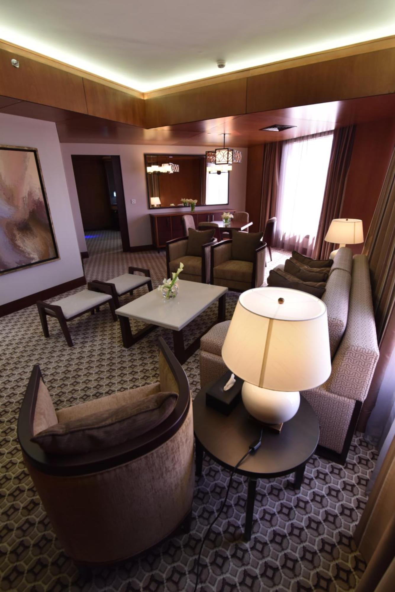 Ayla Grand Hotel Al-Ajn Zewnętrze zdjęcie A suite at the Ritz-Carlton, Dubai